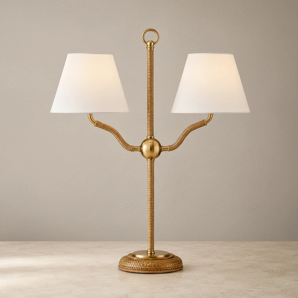 Currey and Company Sirocco 22 inch bureaulamp met twee lichtpunten, uitgevoerd in hout en jute.