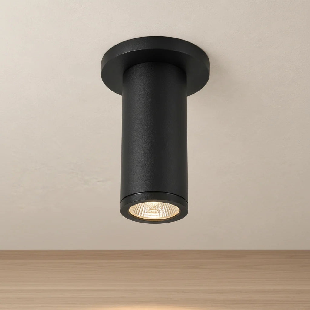 Kuzco Nordic 4 inch 8W LED-plafondlamp met cilindervorm voor buitenmontage, zwart, geschikt voor vochtige ruimtes.