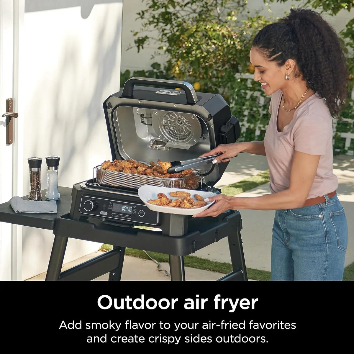 Grill i wędzarnia ogrodowa Ninja Woodfire Pro XL, termometr, wszechstronne urządzenie 4 w 1 (grill, wędzarnia BBQ, frytkownica beztłuszczowa, piekarnik), grill elektryczny przenośny, kolor ciemnoszary, model OG850