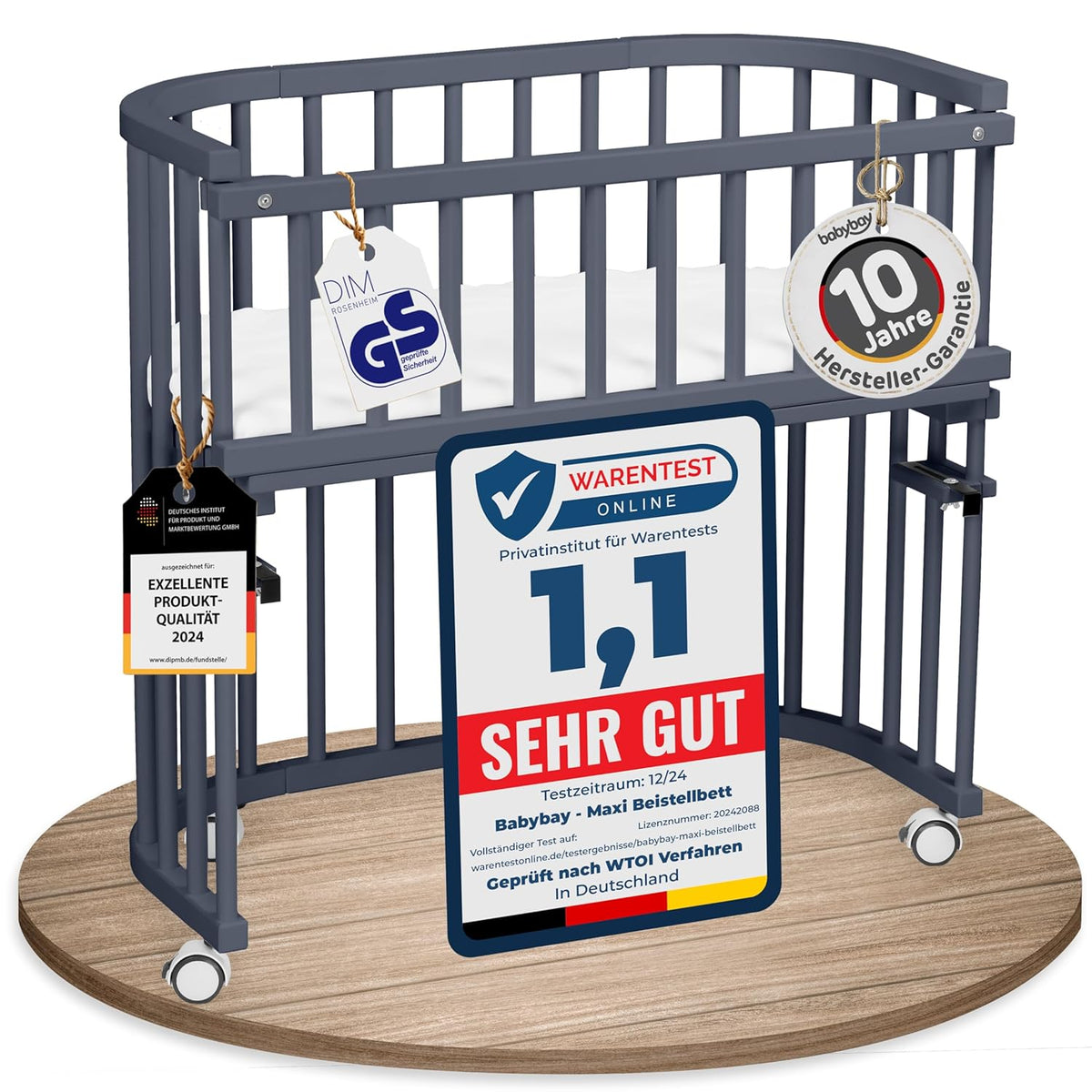Oryginalne łóżeczko dostawne Babybay z litego drewna bukowego / kompaktowe i rozkładane / płynna regulacja wysokości łóżeczka i przyjazne dla środowiska / rośnie wraz z dzieckiem (lakierowane na biało) / w zestawie materac