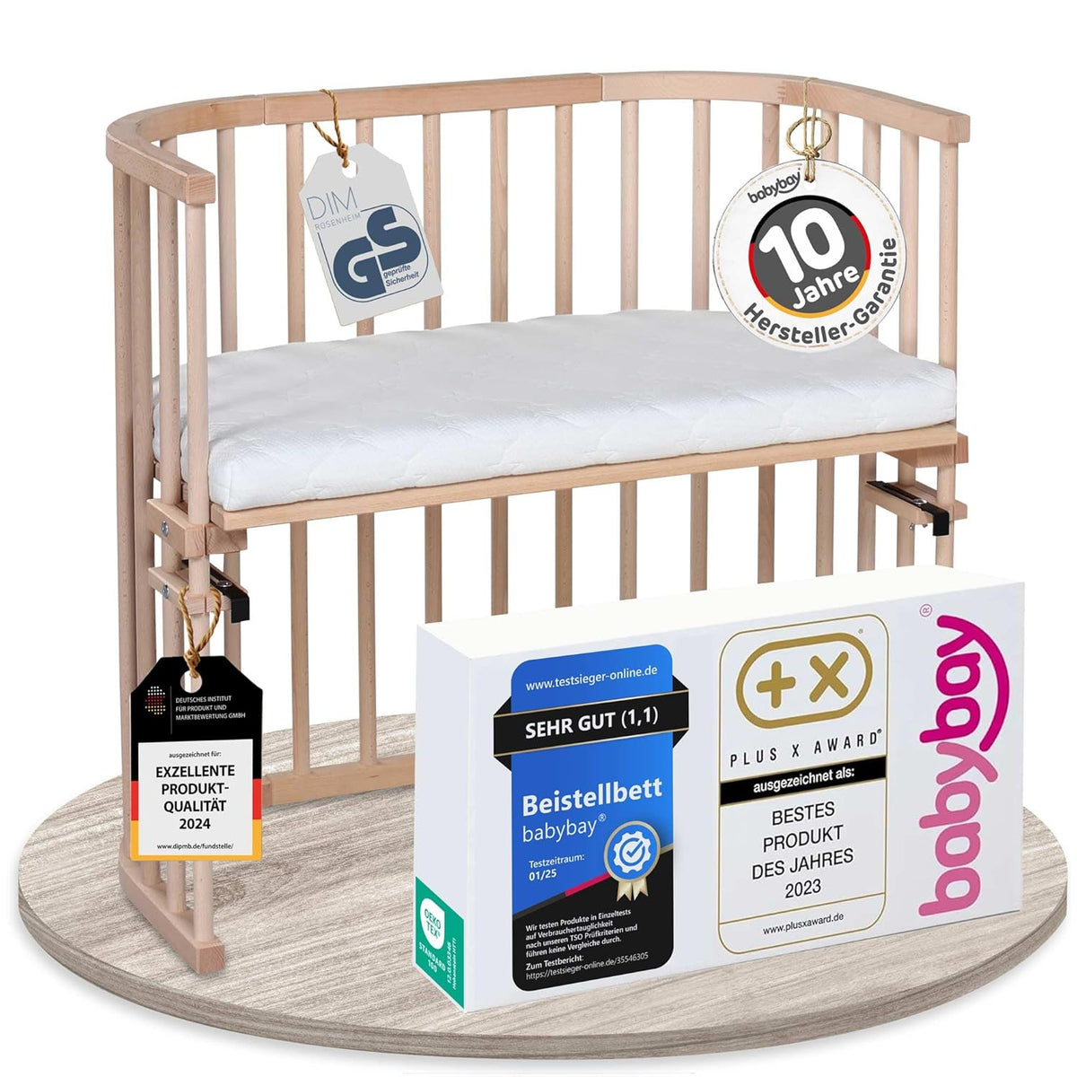 Oryginalne łóżeczko dostawne Babybay z litego drewna bukowego / kompaktowe i rozkładane / płynna regulacja wysokości łóżeczka i przyjazne dla środowiska / rośnie wraz z dzieckiem (lakierowane na biało) / w zestawie materac