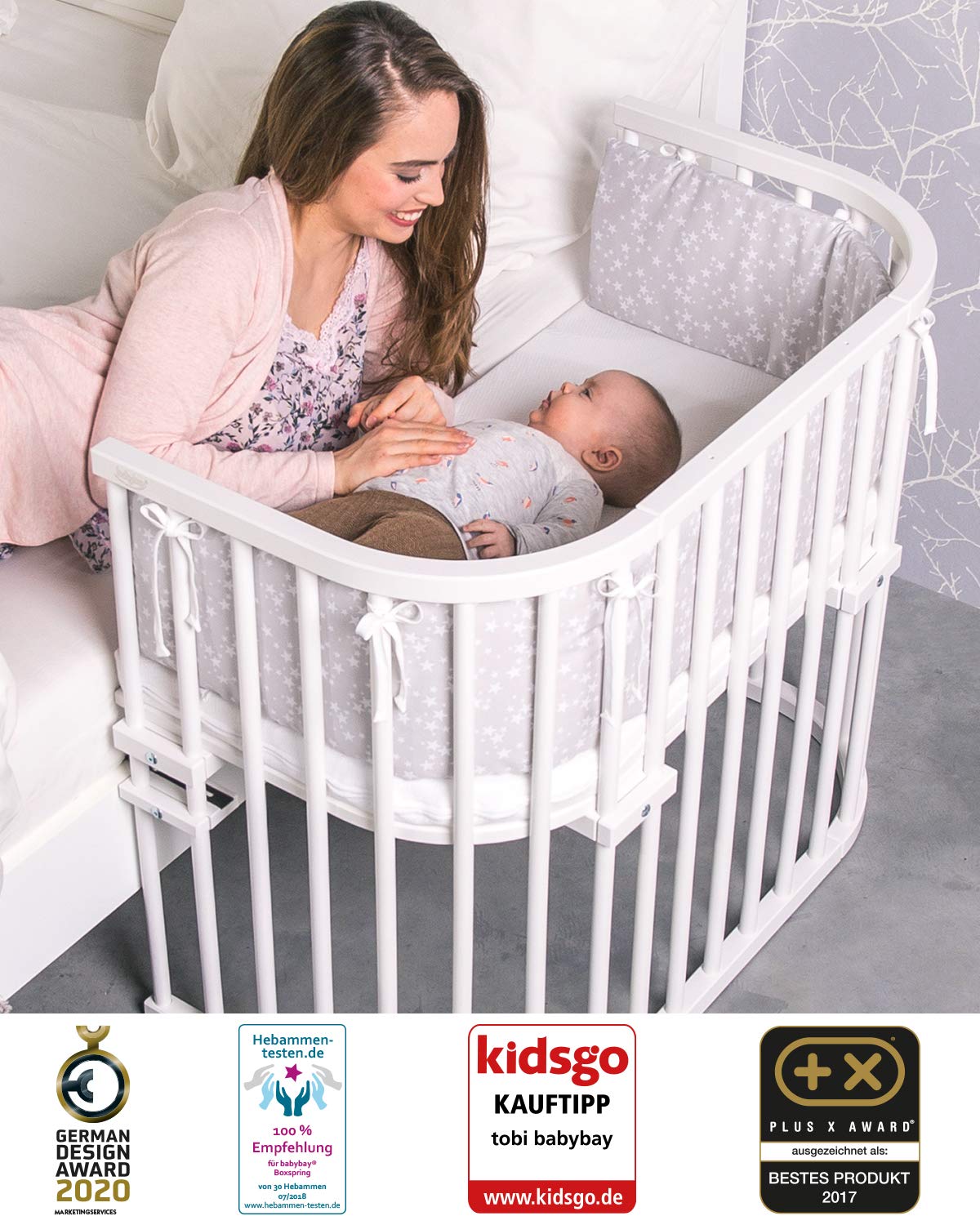 Oryginalne łóżeczko dostawne Babybay z litego drewna bukowego / kompaktowe i rozkładane / płynna regulacja wysokości łóżeczka i przyjazne dla środowiska / rośnie wraz z dzieckiem (lakierowane na biało) / w zestawie materac