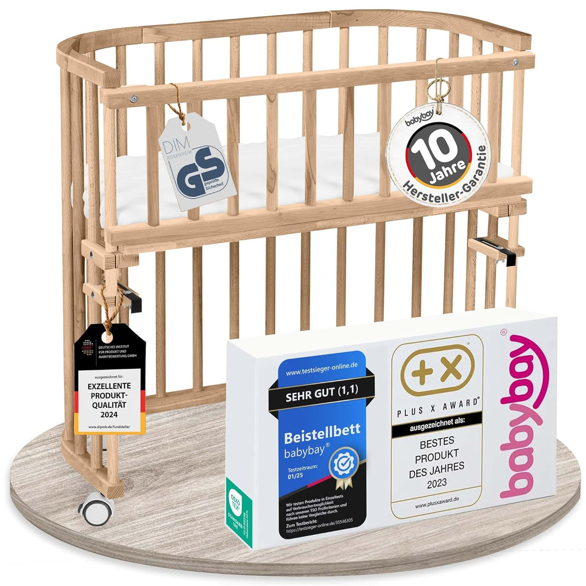 Oryginalne łóżeczko dostawne Babybay z litego drewna bukowego / kompaktowe i rozkładane / płynna regulacja wysokości łóżeczka i przyjazne dla środowiska / rośnie wraz z dzieckiem (lakierowane na biało) / w zestawie materac