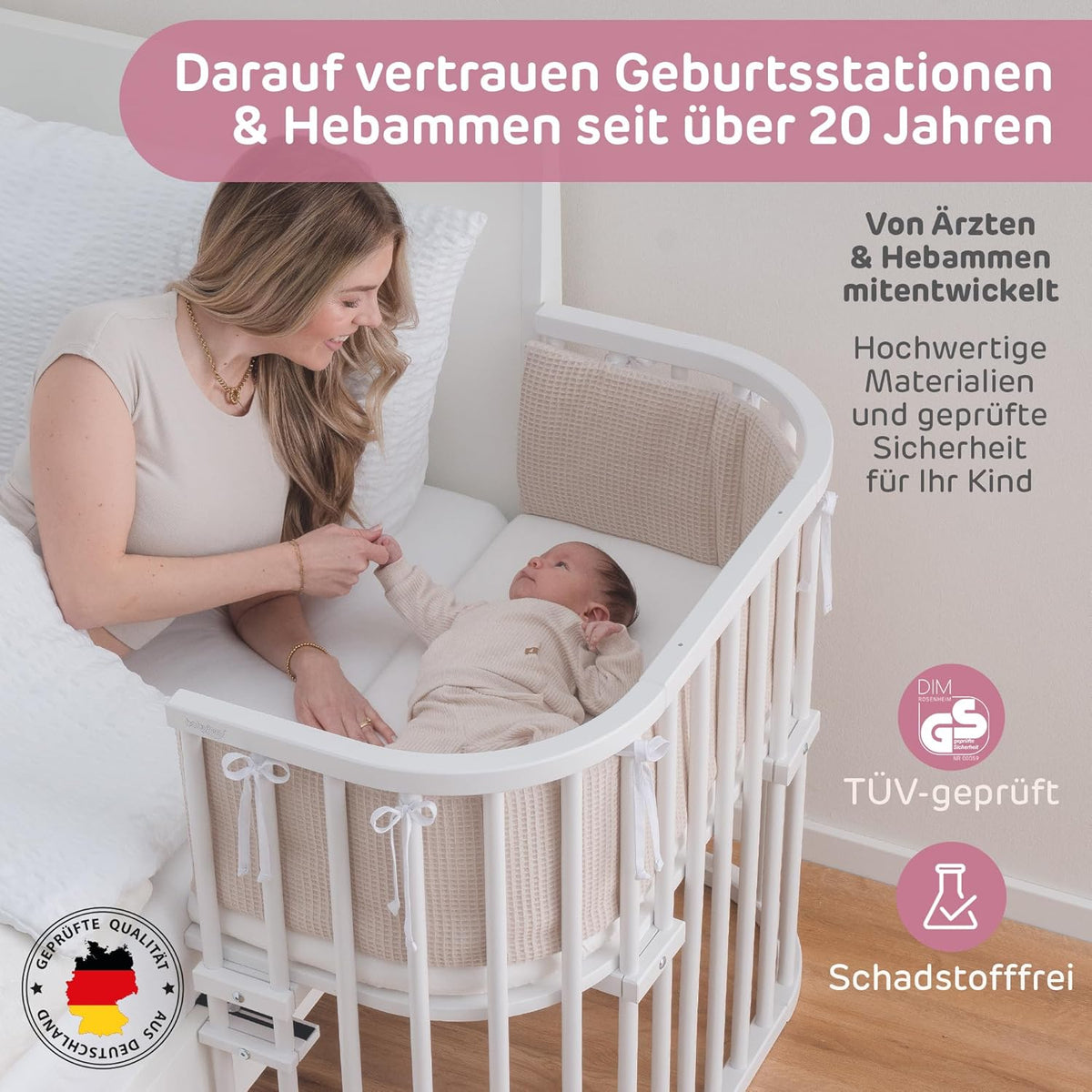 Oryginalne łóżeczko dostawne Babybay z litego drewna bukowego / kompaktowe i rozkładane / płynna regulacja wysokości łóżeczka i przyjazne dla środowiska / rośnie wraz z dzieckiem (lakierowane na biało) / w zestawie materac
