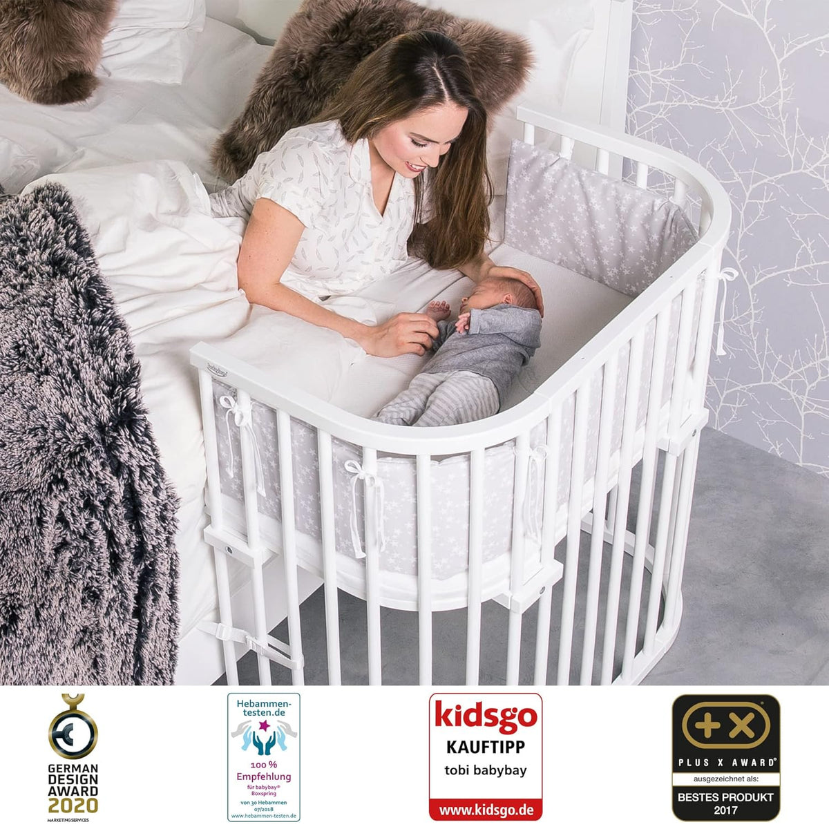 Oryginalne łóżeczko dostawne Babybay z litego drewna bukowego / kompaktowe i rozkładane / płynna regulacja wysokości łóżeczka i przyjazne dla środowiska / rośnie wraz z dzieckiem (lakierowane na biało) / w zestawie materac