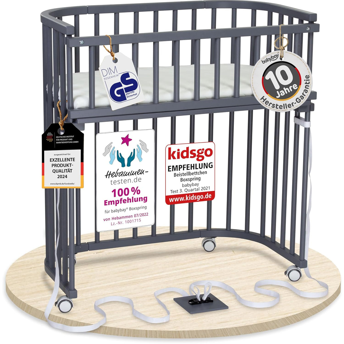 Oryginalne łóżeczko dostawne Babybay z litego drewna bukowego / kompaktowe i rozkładane / płynna regulacja wysokości łóżeczka i przyjazne dla środowiska / rośnie wraz z dzieckiem (lakierowane na biało) / w zestawie materac