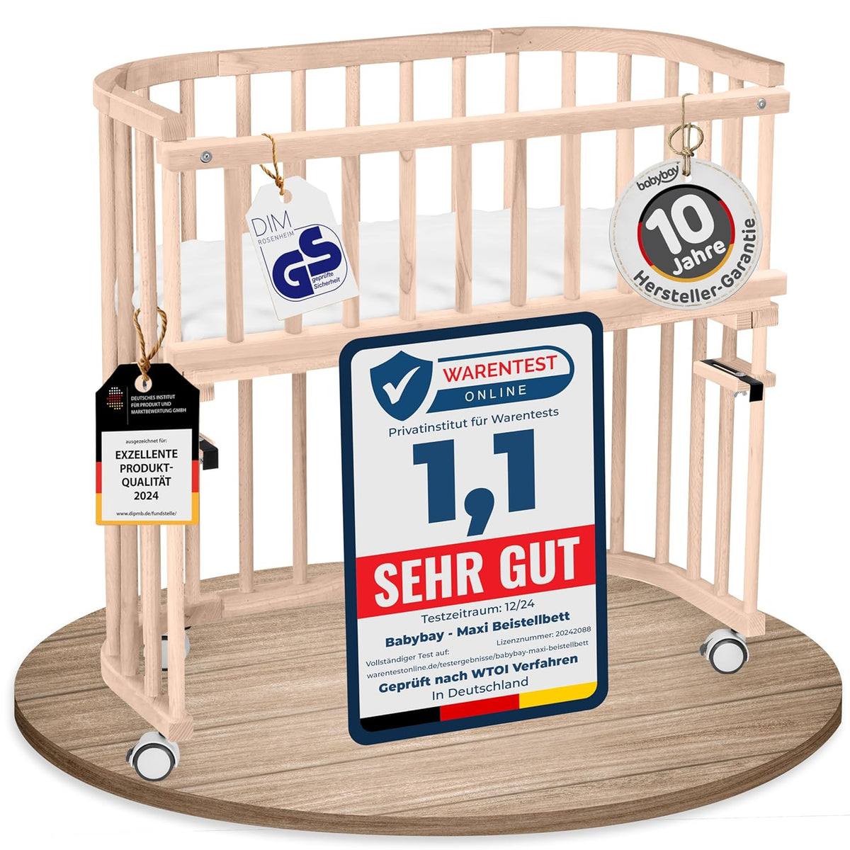 Oryginalne łóżeczko dostawne Babybay z litego drewna bukowego / kompaktowe i rozkładane / płynna regulacja wysokości łóżeczka i przyjazne dla środowiska / rośnie wraz z dzieckiem (lakierowane na biało) / w zestawie materac