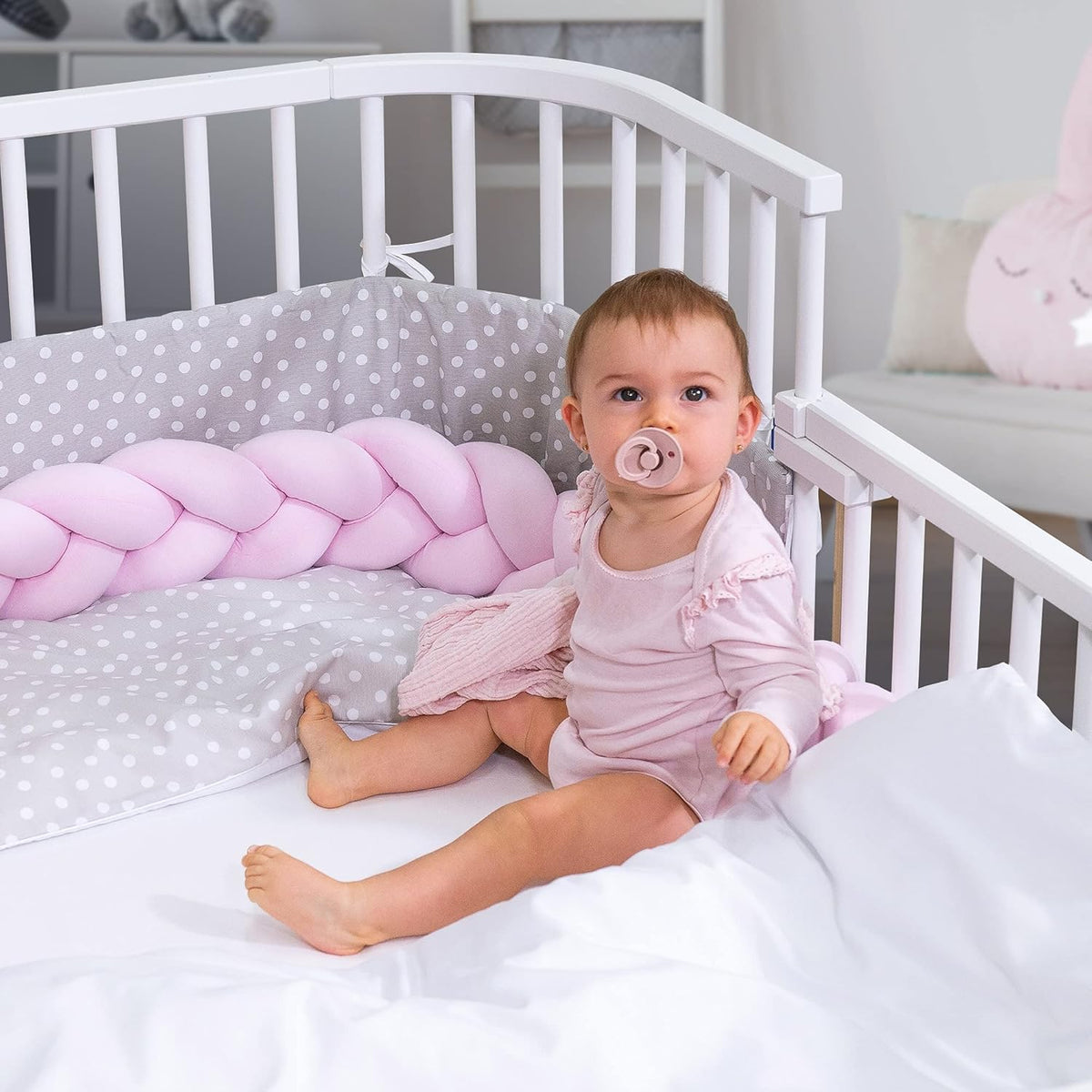 Oryginalne łóżeczko dostawne Babybay z litego drewna bukowego / kompaktowe i rozkładane / płynna regulacja wysokości łóżeczka i przyjazne dla środowiska / rośnie wraz z dzieckiem (lakierowane na biało) / w zestawie materac