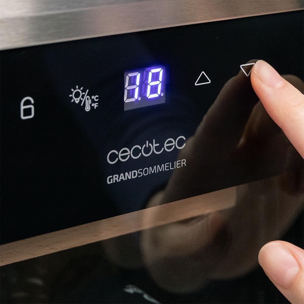 Wolnostojąca lodówka na wino Cecotec Bolero GrandSommelier 1250 CoolWood. Chłodziarka na wino o pojemności 12 butelek, z regulacją temperatury od 8 do 18°C, oświetleniem LED i drewnianymi półkami.