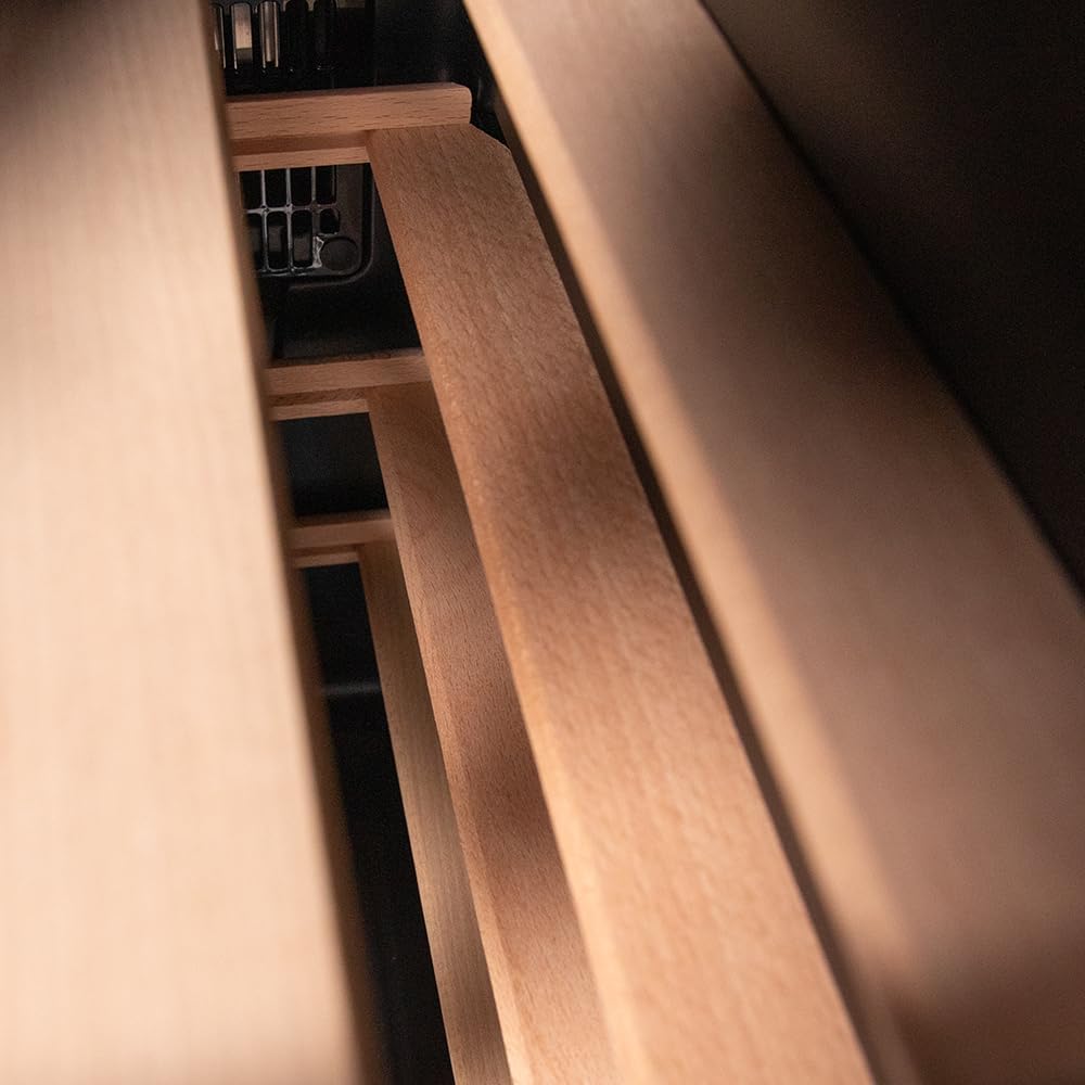 Wolnostojąca lodówka na wino Cecotec Bolero GrandSommelier 1250 CoolWood. Chłodziarka na wino o pojemności 12 butelek, z regulacją temperatury od 8 do 18°C, oświetleniem LED i drewnianymi półkami.