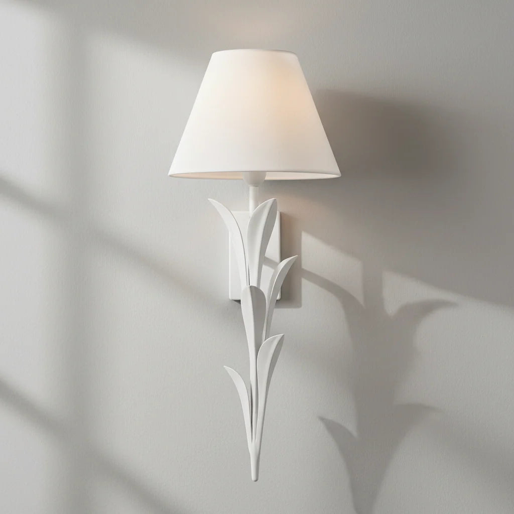 Visual Comfort Provenz 20 inch wandlamp met witte achterkant en linnen kap, uitgevoerd in gips.