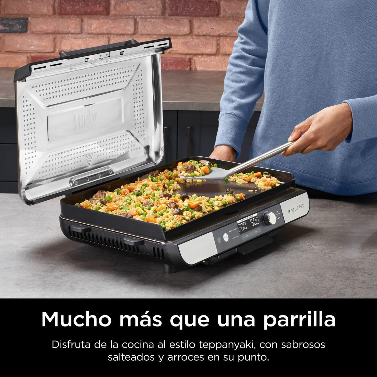 Ninja Sizzle Pro XL Grill i płyta grillowa do użytku wewnątrz pomieszczeń z nieprzywierającą ceramiczną płytą grillową, zdejmowaną pokrywą, pojemnikiem na tłuszcz i przewodnikiem po przepisach, kolor srebrny/czarny GX101EU