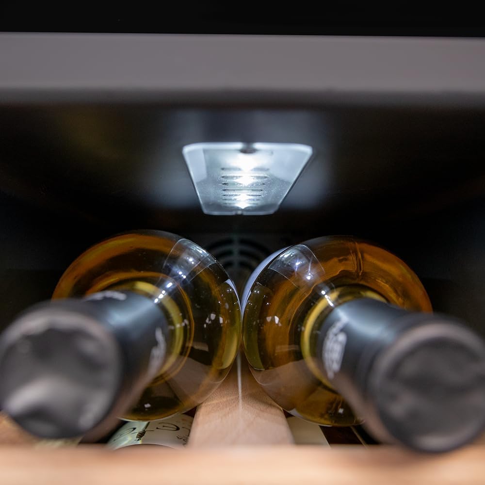 Wolnostojąca lodówka na wino Cecotec Bolero GrandSommelier 1250 CoolWood. Chłodziarka na wino o pojemności 12 butelek, z regulacją temperatury od 8 do 18°C, oświetleniem LED i drewnianymi półkami.