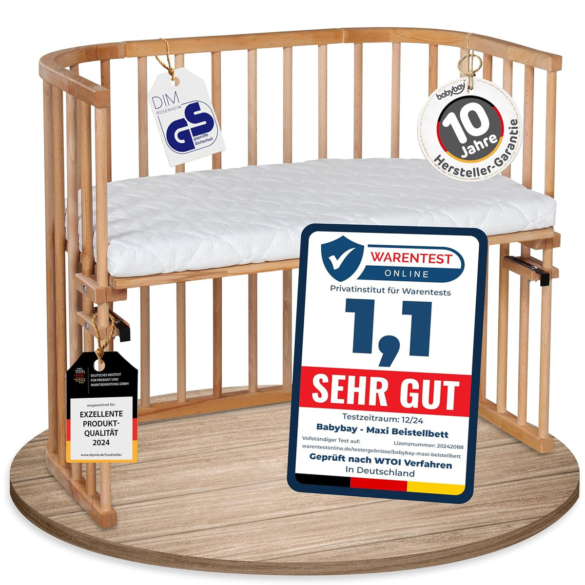 Oryginalne łóżeczko dostawne Babybay z litego drewna bukowego / kompaktowe i rozkładane / płynna regulacja wysokości łóżeczka i przyjazne dla środowiska / rośnie wraz z dzieckiem (lakierowane na biało) / w zestawie materac
