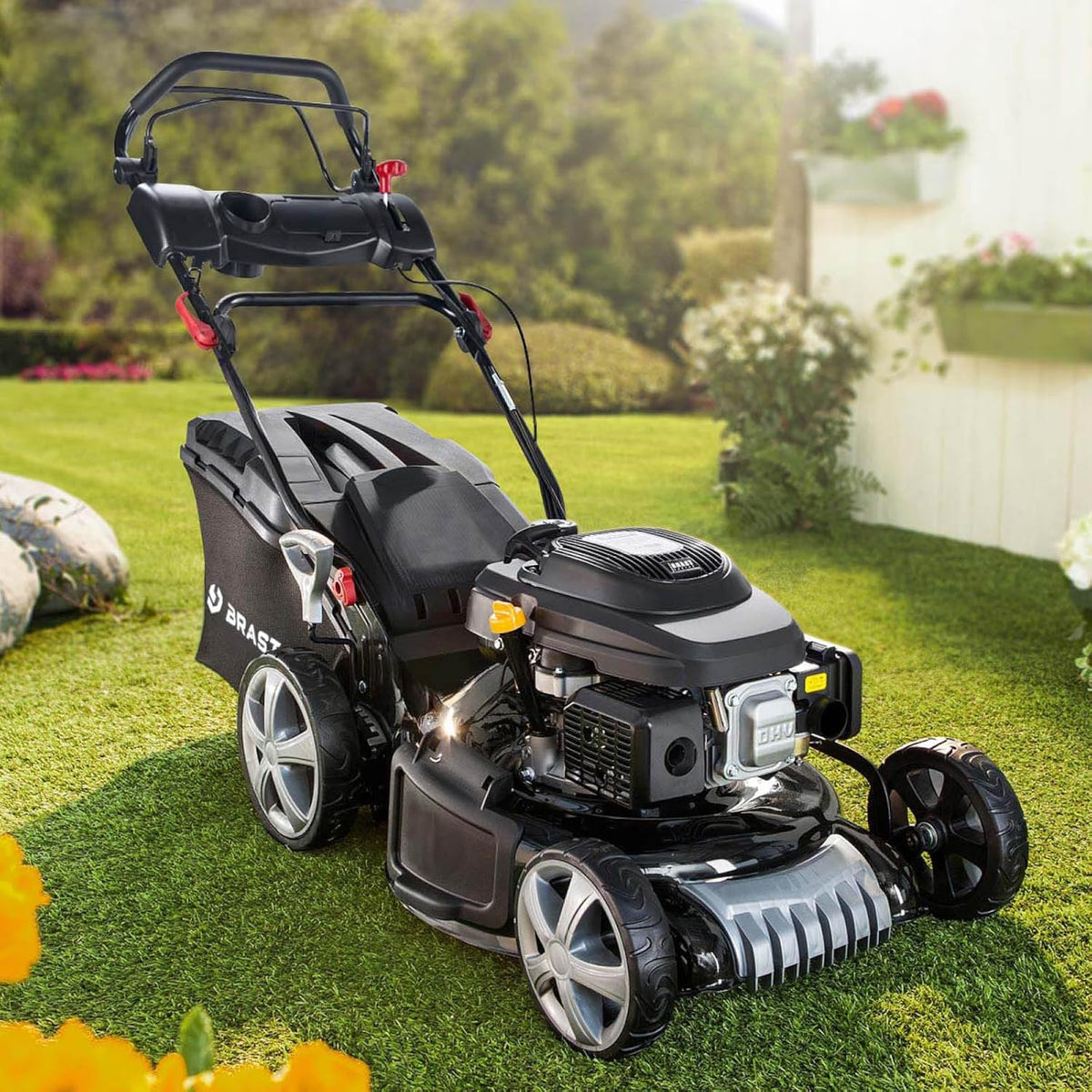 Spalinowa kosiarka do trawy BRAST z napędem | 5,2 kW (7 KM) | Rozruch elektryczny | Szerokość koszenia 48 cm | Różne modele | Certyfikat TÜV | Silnik czterosuwowy OHV | Wysokość koszenia 30–80 mm | Kosz na trawę 60 l | Stalowa obudowa | Model 19224 E