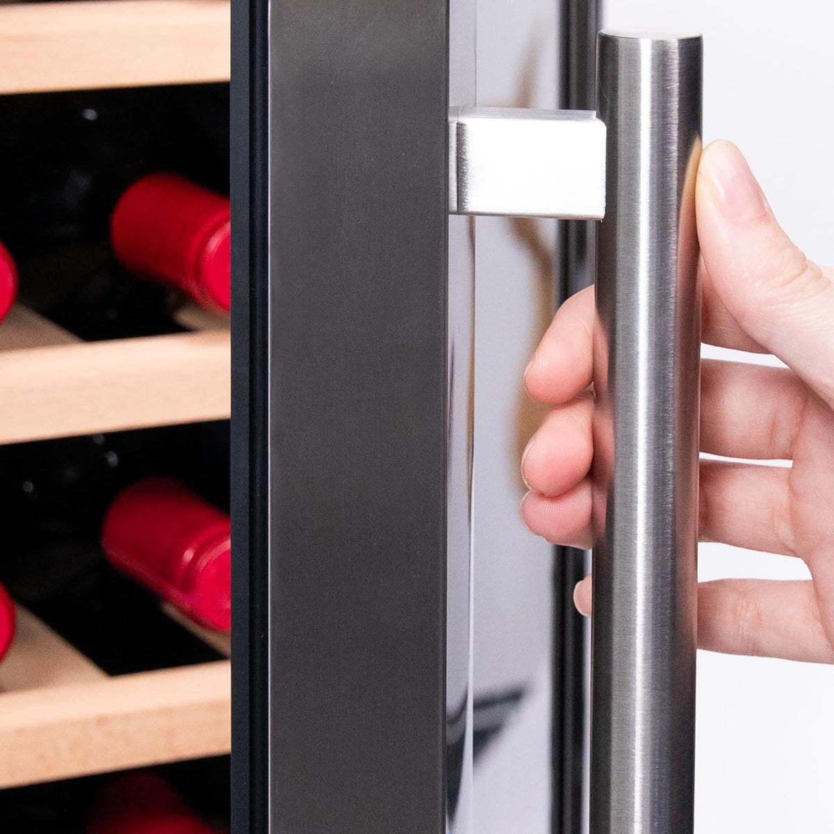 Wolnostojąca lodówka na wino Cecotec Bolero GrandSommelier 1250 CoolWood. Chłodziarka na wino o pojemności 12 butelek, z regulacją temperatury od 8 do 18°C, oświetleniem LED i drewnianymi półkami.