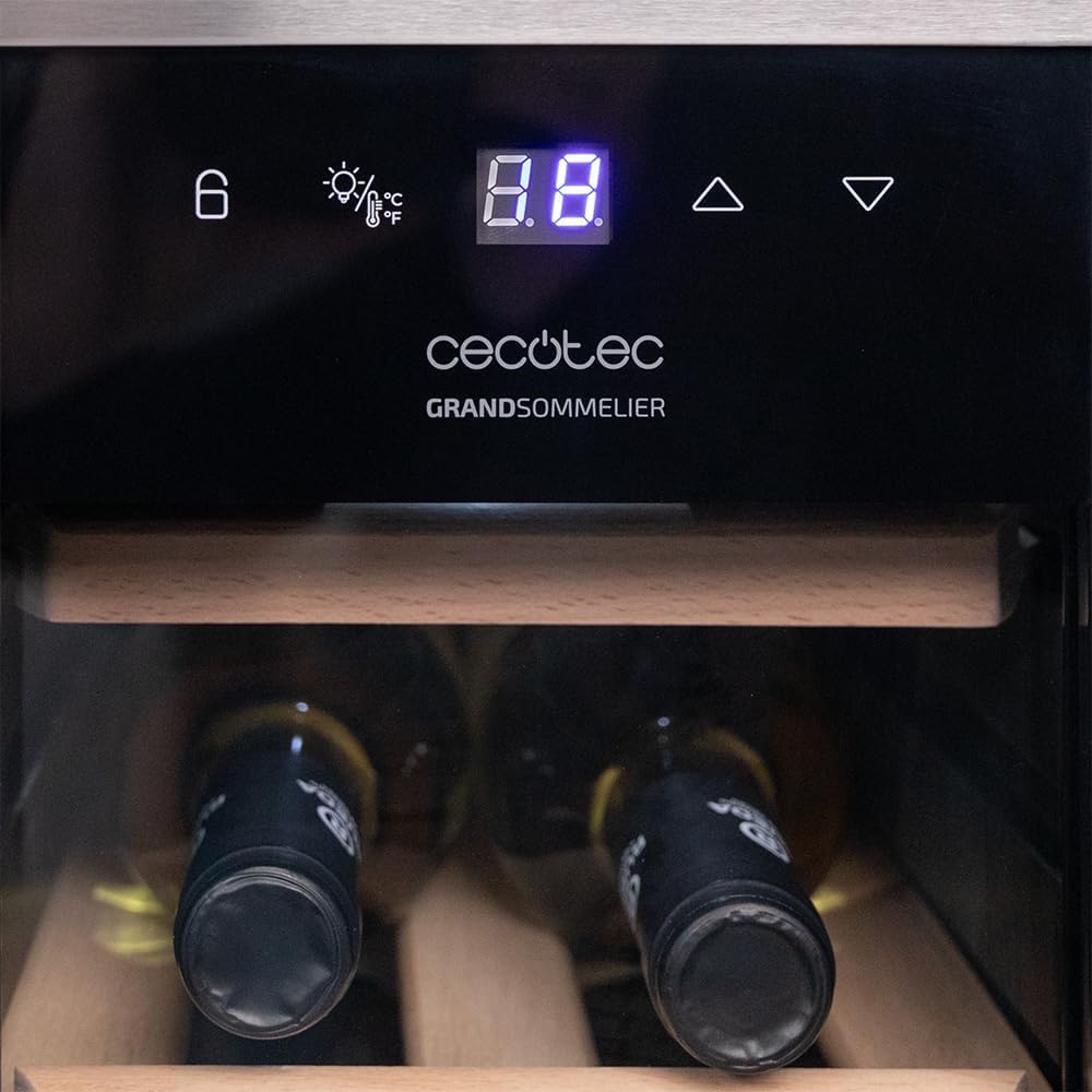 Wolnostojąca lodówka na wino Cecotec Bolero GrandSommelier 1250 CoolWood. Chłodziarka na wino o pojemności 12 butelek, z regulacją temperatury od 8 do 18°C, oświetleniem LED i drewnianymi półkami.