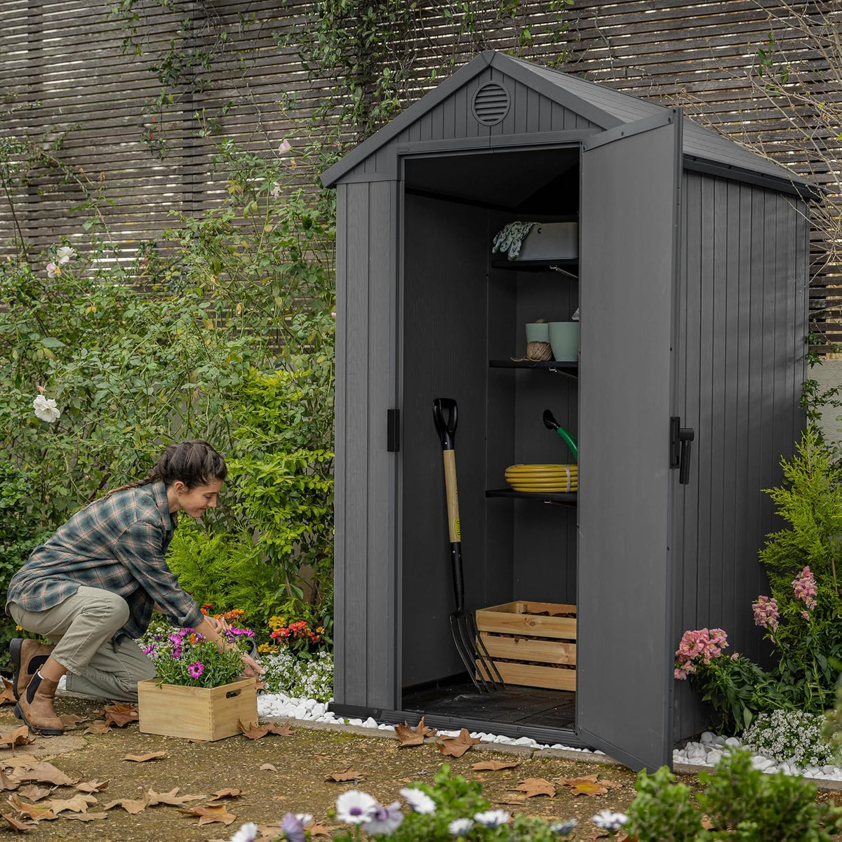 KETER Darwin 4x4 tuinhuis, 125,8 x 117 x 205 cm en 1,4 m²; inclusief vloer, ventilatiesysteem, deur en raam; waterdicht; grijs.
