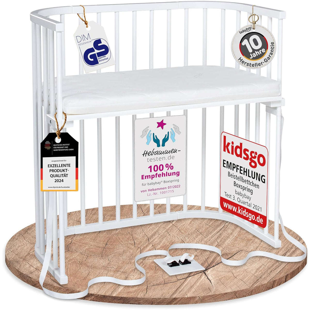 Oryginalne łóżeczko dostawne Babybay z litego drewna bukowego / kompaktowe i rozkładane / płynna regulacja wysokości łóżeczka i przyjazne dla środowiska / rośnie wraz z dzieckiem (lakierowane na biało) / w zestawie materac