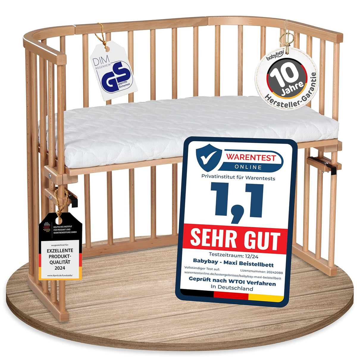 Oryginalne łóżeczko dostawne Babybay z litego drewna bukowego / kompaktowe i rozkładane / płynna regulacja wysokości łóżeczka i przyjazne dla środowiska / rośnie wraz z dzieckiem (lakierowane na biało) / w zestawie materac