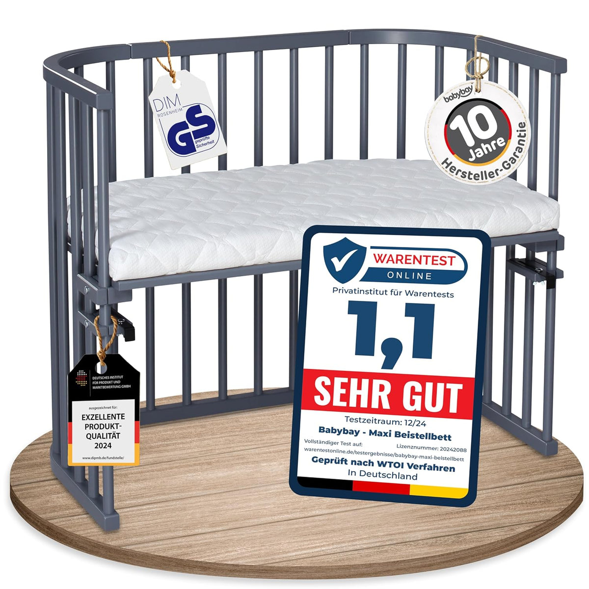 Oryginalne łóżeczko dostawne Babybay z litego drewna bukowego / kompaktowe i rozkładane / płynna regulacja wysokości łóżeczka i przyjazne dla środowiska / rośnie wraz z dzieckiem (lakierowane na biało) / w zestawie materac