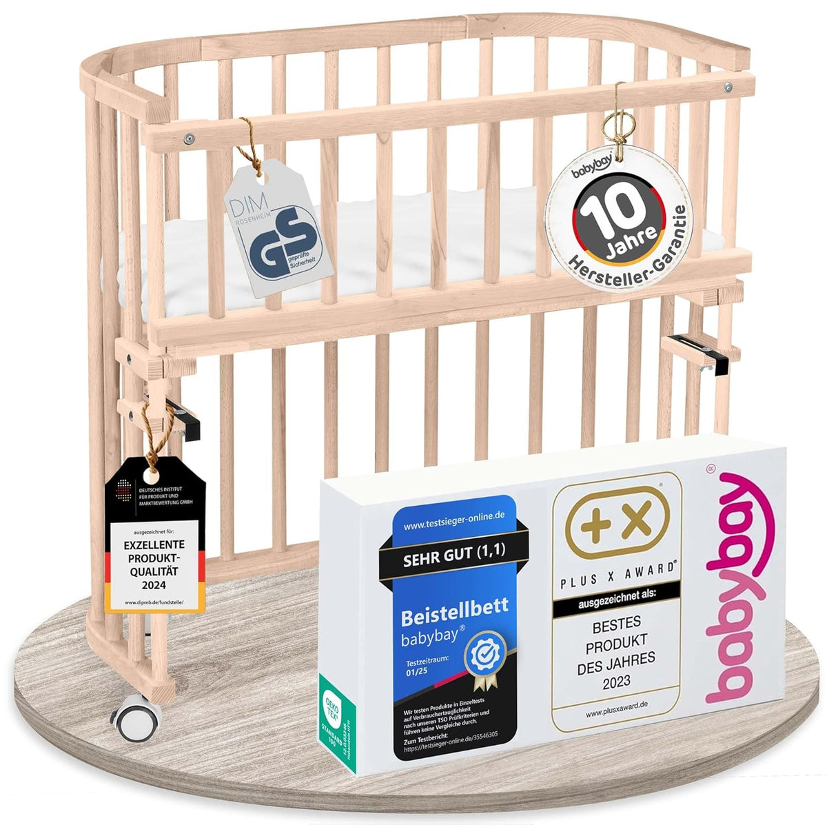 Oryginalne łóżeczko dostawne Babybay z litego drewna bukowego / kompaktowe i rozkładane / płynna regulacja wysokości łóżeczka i przyjazne dla środowiska / rośnie wraz z dzieckiem (lakierowane na biało) / w zestawie materac