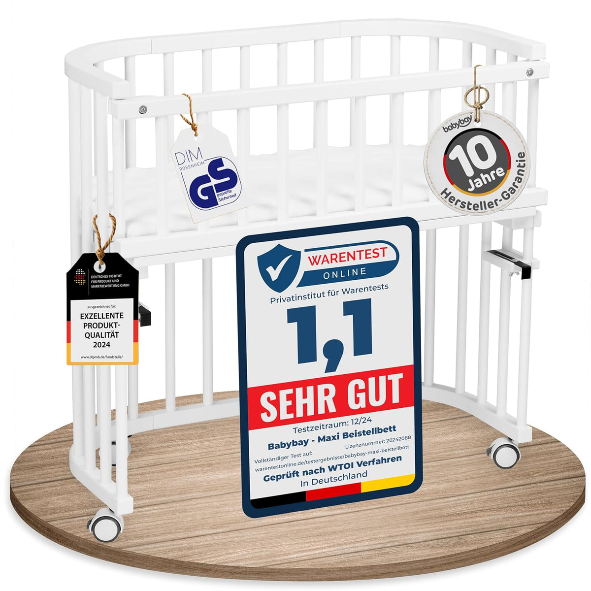 Oryginalne łóżeczko dostawne Babybay z litego drewna bukowego / kompaktowe i rozkładane / płynna regulacja wysokości łóżeczka i przyjazne dla środowiska / rośnie wraz z dzieckiem (lakierowane na biało) / w zestawie materac