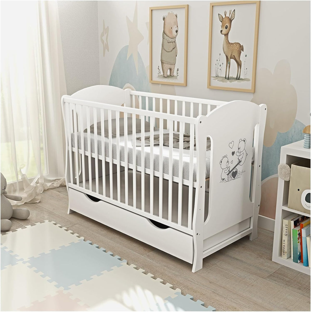 Łóżeczko dziecięce Deluxe 60x120 białe Łóżeczko dziecięce z możliwością przekształcenia w łóżko juniorskie Szuflada na materac Motyw bujanego misia