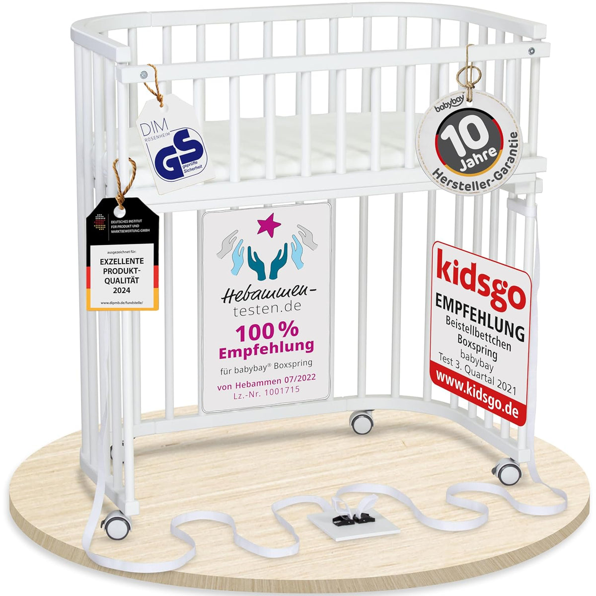 Oryginalne łóżeczko dostawne Babybay z litego drewna bukowego / kompaktowe i rozkładane / płynna regulacja wysokości łóżeczka i przyjazne dla środowiska / rośnie wraz z dzieckiem (lakierowane na biało) / w zestawie materac