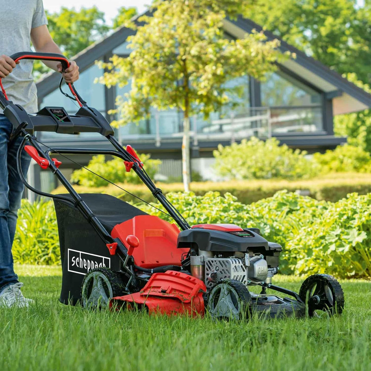 Kosiarka spalinowa Scheppach MS150-46E z rozrusznikiem elektrycznym | Szerokość koszenia 46 cm | Funkcja czyszczenia | Kosz na trawę o pojemności 55 litrów | Obudowa stalowa | 7-stopniowa regulacja wysokości | Funkcja mulczowania | Samojezdna | Wyrzu