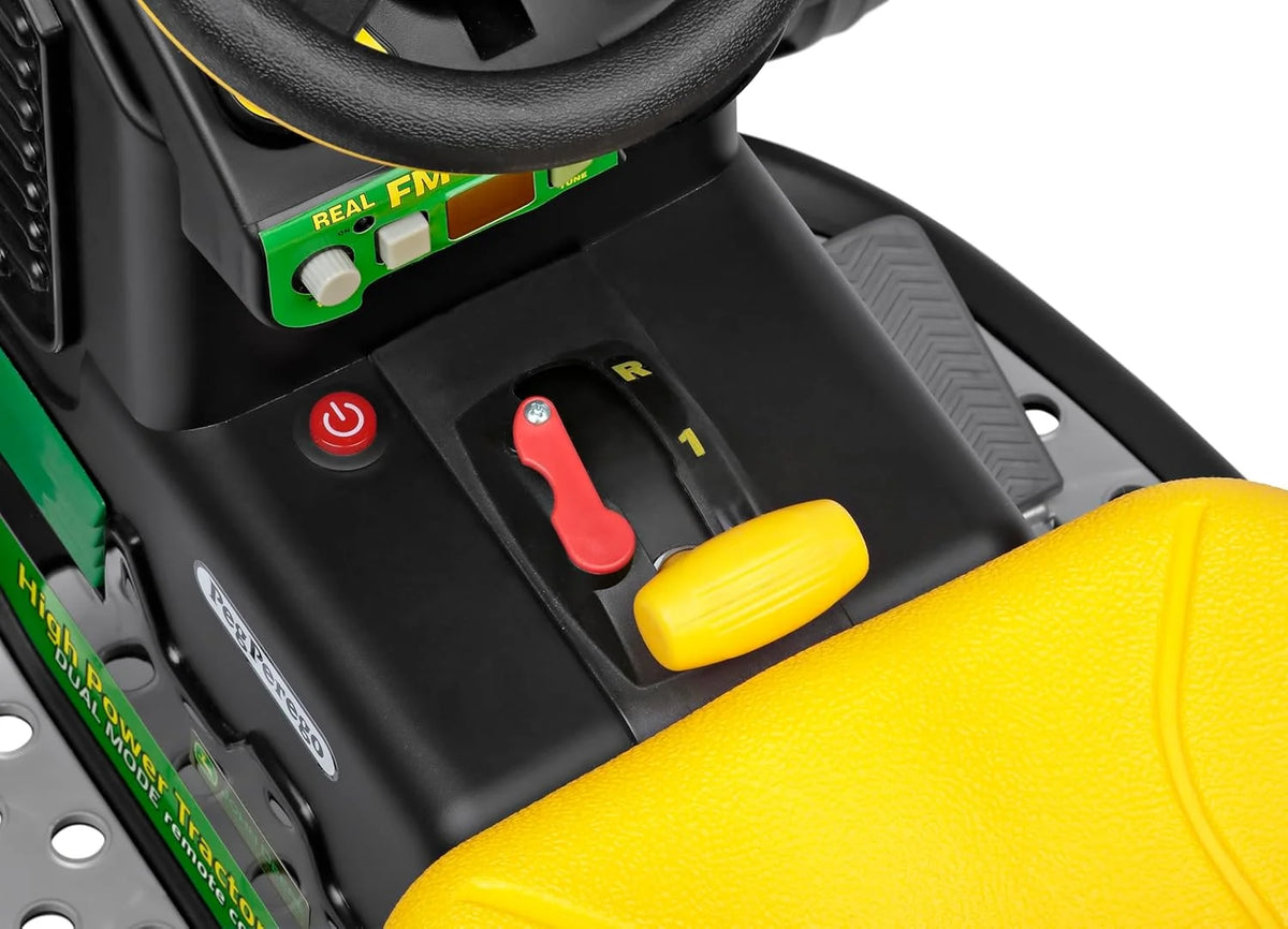 Ciągnik elektryczny John Deere RC Peg Perego – elektryczny, zdalnie sterowany ciągnik dla dzieci, 12 V, z przyczepą, pilotem, napędem na 2 koła, radiem FM, 1 rok