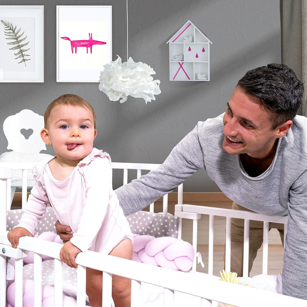 Oryginalne łóżeczko dostawne Babybay z litego drewna bukowego / kompaktowe i rozkładane / płynna regulacja wysokości łóżeczka i przyjazne dla środowiska / rośnie wraz z dzieckiem (lakierowane na biało) / w zestawie materac