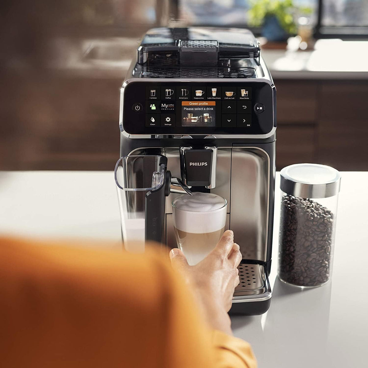 W pełni automatyczny ekspres do kawy Philips Series 5400 – system mleczny LatteGo, 12 specjałów kawowych, intuicyjny wyświetlacz, 4 profile użytkowników, chrom (EP5447/90)