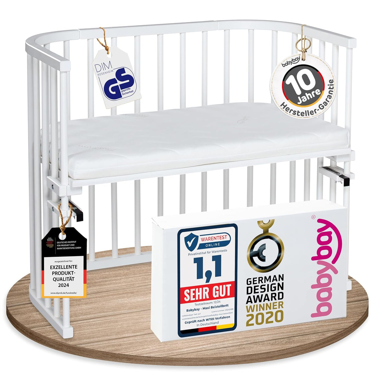 Oryginalne łóżeczko dostawne Babybay z litego drewna bukowego / kompaktowe i rozkładane / płynna regulacja wysokości łóżeczka i przyjazne dla środowiska / rośnie wraz z dzieckiem (lakierowane na biało) / w zestawie materac