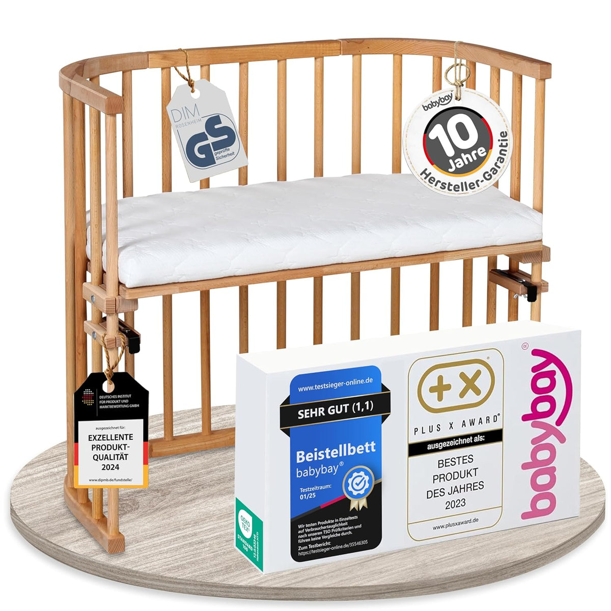Oryginalne łóżeczko dostawne Babybay z litego drewna bukowego / kompaktowe i rozkładane / płynna regulacja wysokości łóżeczka i przyjazne dla środowiska / rośnie wraz z dzieckiem (lakierowane na biało) / w zestawie materac