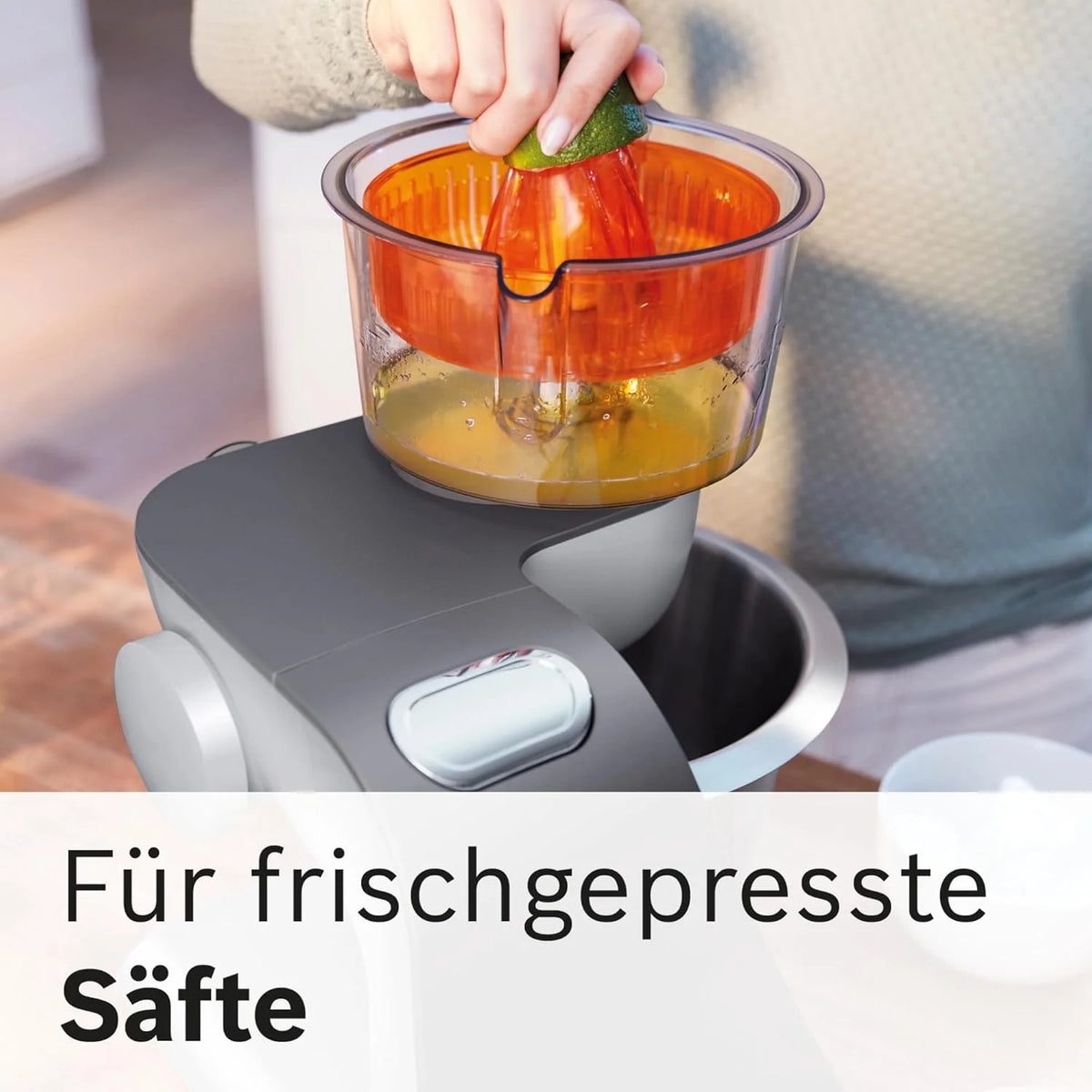 Robot kuchenny Bosch serii 4 MUM56340, misa 3,9 l, blender 1,25 l, maszynka do mięsa, wyciskarka do cytrusów, mikser planetarny, hak do ciasta, trzepaczka, ubijak, rozdrabniacz ciągły, 3 tarcze, 900 W, srebrny/szary