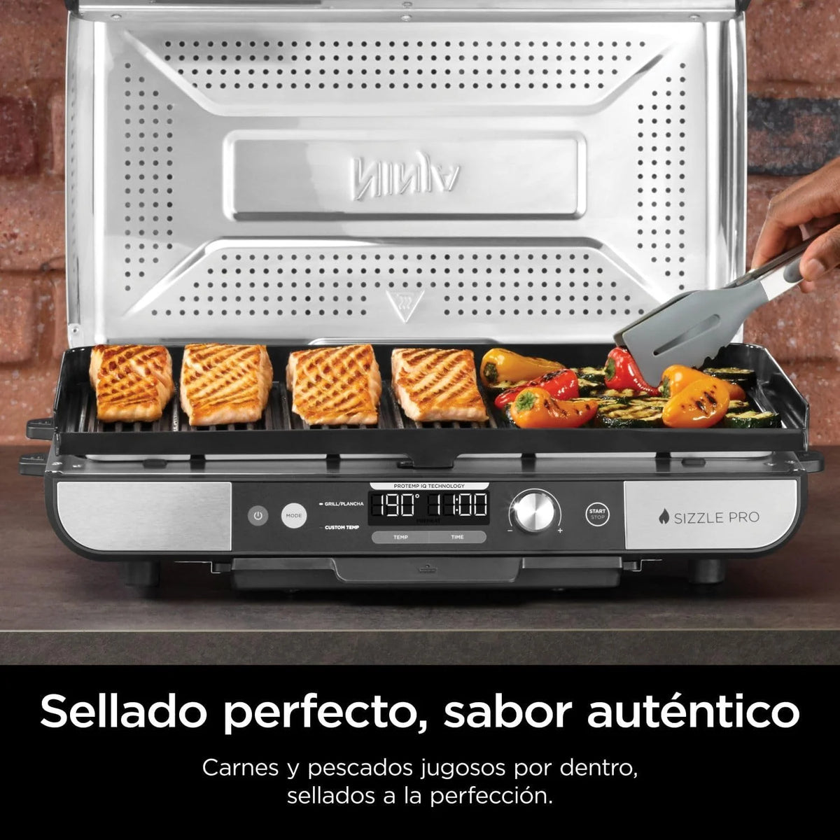 Ninja Sizzle Pro XL Grill i płyta grillowa do użytku wewnątrz pomieszczeń z nieprzywierającą ceramiczną płytą grillową, zdejmowaną pokrywą, pojemnikiem na tłuszcz i przewodnikiem po przepisach, kolor srebrny/czarny GX101EU
