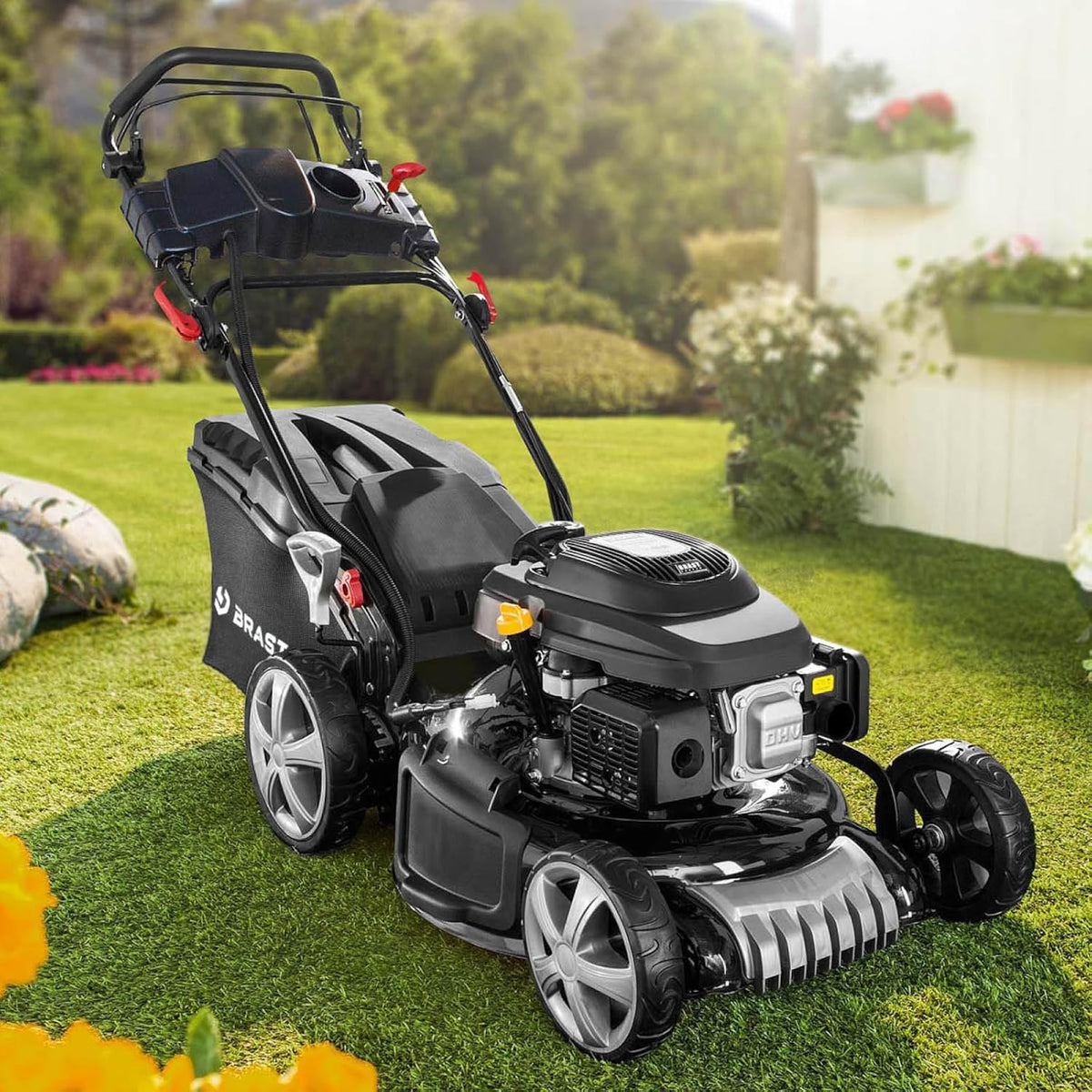 Spalinowa kosiarka do trawy BRAST z napędem | 5,2 kW (7 KM) | Rozruch elektryczny | Szerokość koszenia 48 cm | Różne modele | Certyfikat TÜV | Silnik czterosuwowy OHV | Wysokość koszenia 30–80 mm | Kosz na trawę 60 l | Stalowa obudowa | Model 19224 E