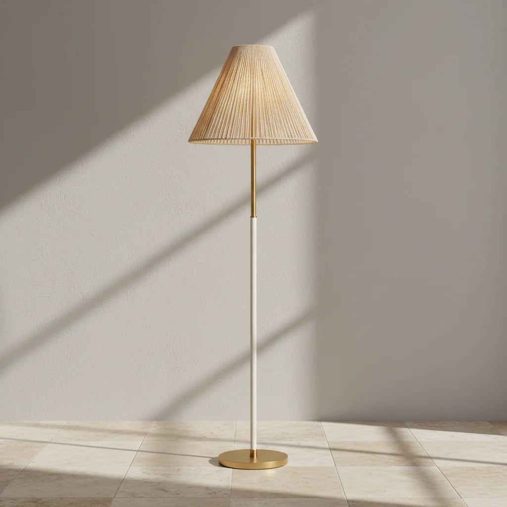Sonoma 64-in-1 vloerlamp met handgemaakte, geschulpte kap van gebleekt abacatouw.