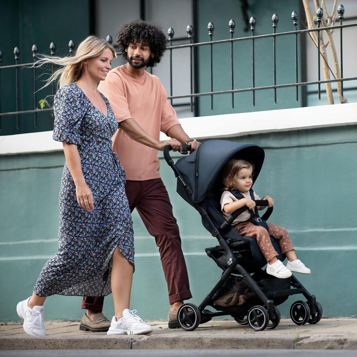 Maxi-Cosi Lara2, lekki wózek spacerowy, 0–4 lata, 0–22 kg, kompaktowy wózek, 3 pozycje nachylenia, pozycja leżąca, automatyczne składanie, pasek na ramię, kolor Essential Black