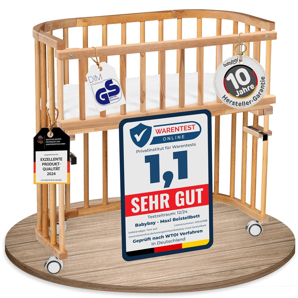 Oryginalne łóżeczko dostawne Babybay z litego drewna bukowego / kompaktowe i rozkładane / płynna regulacja wysokości łóżeczka i przyjazne dla środowiska / rośnie wraz z dzieckiem (lakierowane na biało) / w zestawie materac