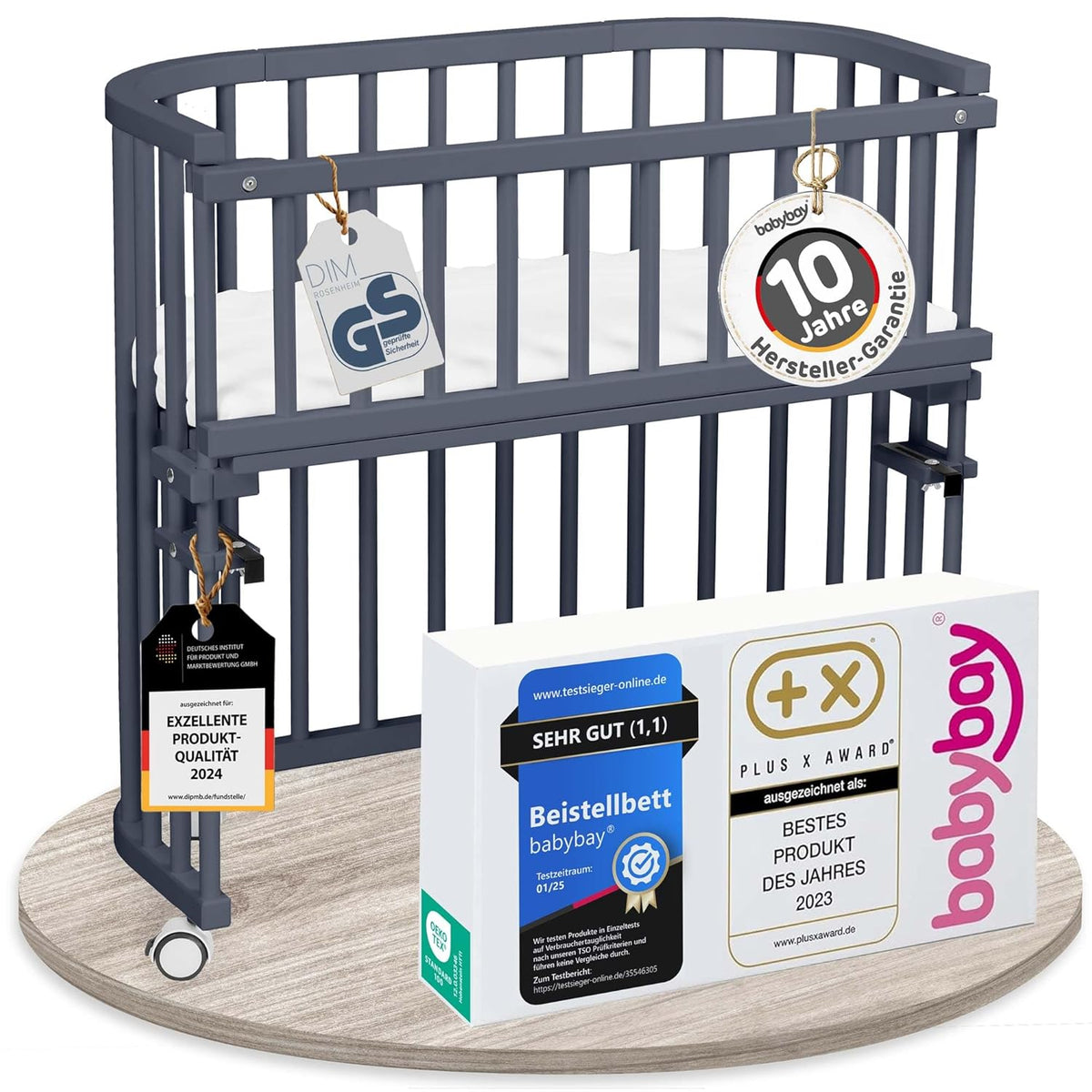 Oryginalne łóżeczko dostawne Babybay z litego drewna bukowego / kompaktowe i rozkładane / płynna regulacja wysokości łóżeczka i przyjazne dla środowiska / rośnie wraz z dzieckiem (lakierowane na biało) / w zestawie materac