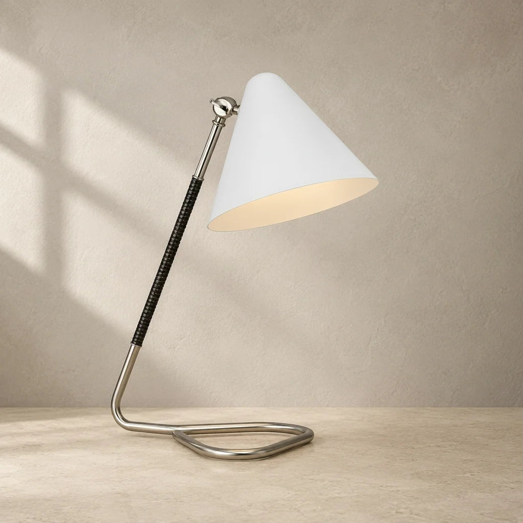 Visual Comfort Laken 17 inch bureaulamp in gepolijst nikkel en zwart rotan.