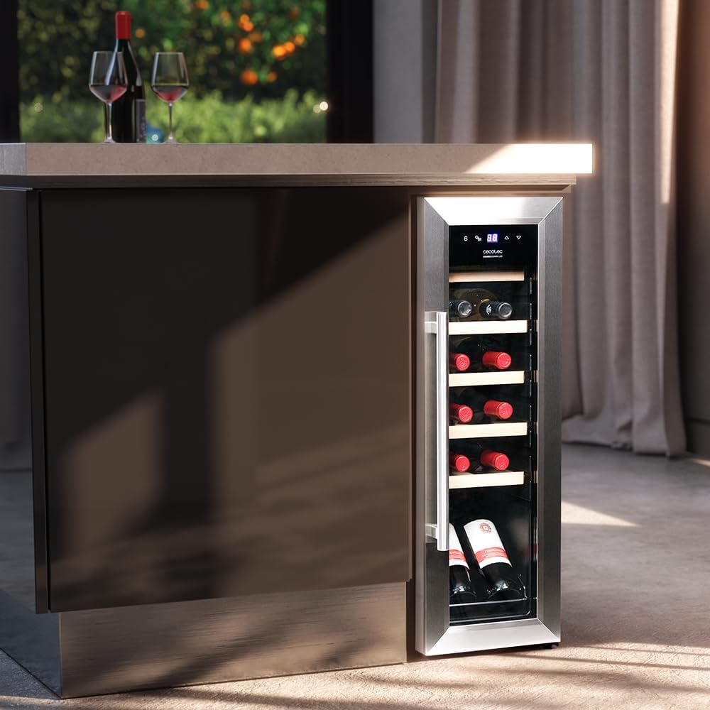 Wolnostojąca lodówka na wino Cecotec Bolero GrandSommelier 1250 CoolWood. Chłodziarka na wino o pojemności 12 butelek, z regulacją temperatury od 8 do 18°C, oświetleniem LED i drewnianymi półkami.