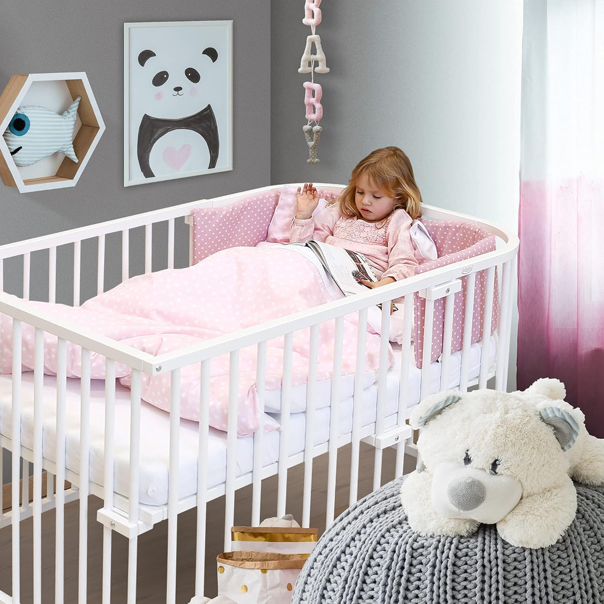 Oryginalne łóżeczko dostawne Babybay z litego drewna bukowego / kompaktowe i rozkładane / płynna regulacja wysokości łóżeczka i przyjazne dla środowiska / rośnie wraz z dzieckiem (lakierowane na biało) / w zestawie materac