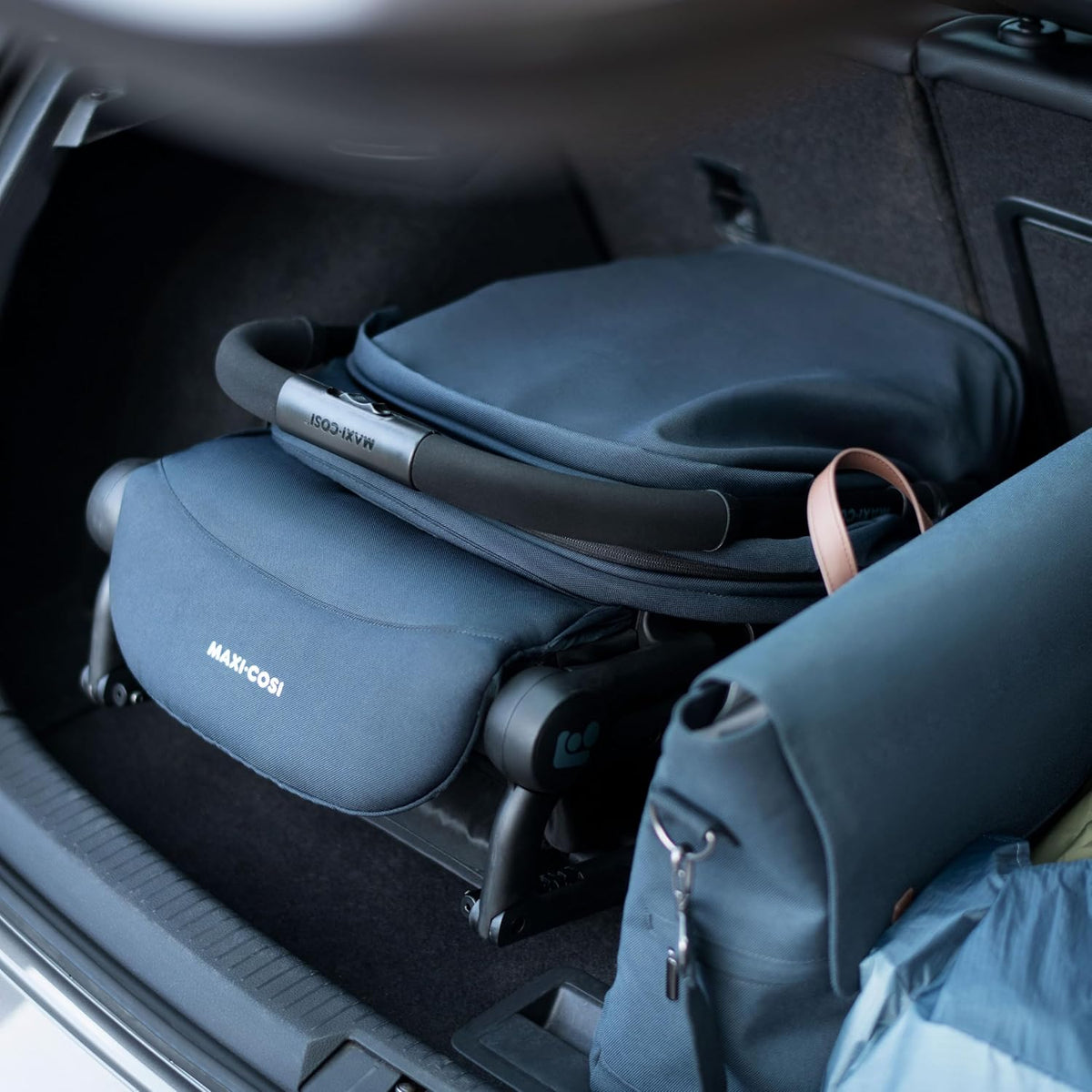 Maxi-Cosi Lara2, lekki wózek spacerowy, 0–4 lata, 0–22 kg, kompaktowy wózek, 3 pozycje nachylenia, pozycja leżąca, automatyczne składanie, pasek na ramię, kolor Essential Black