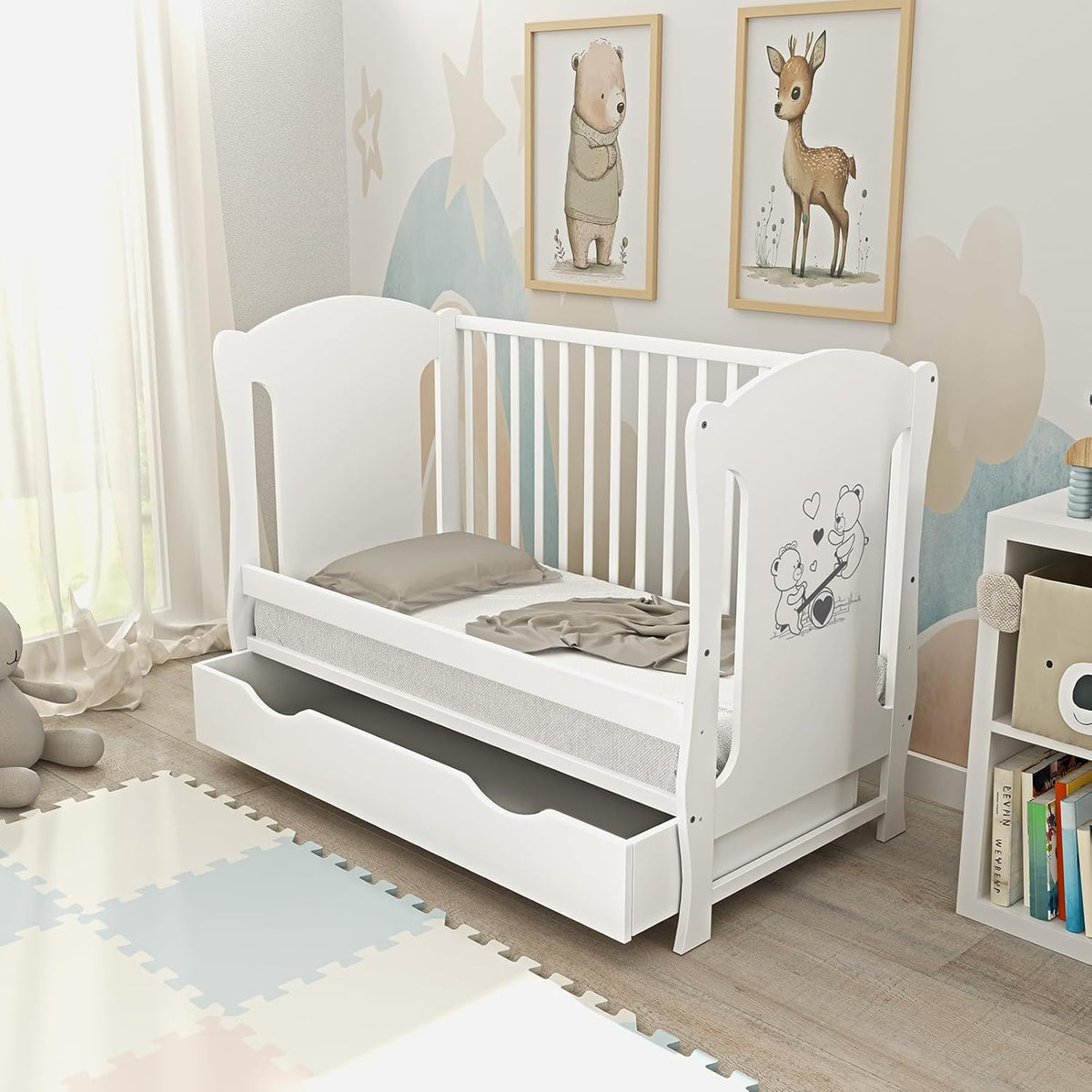 Łóżeczko dziecięce Deluxe 60x120 białe Łóżeczko dziecięce z możliwością przekształcenia w łóżko juniorskie Szuflada na materac Motyw bujanego misia