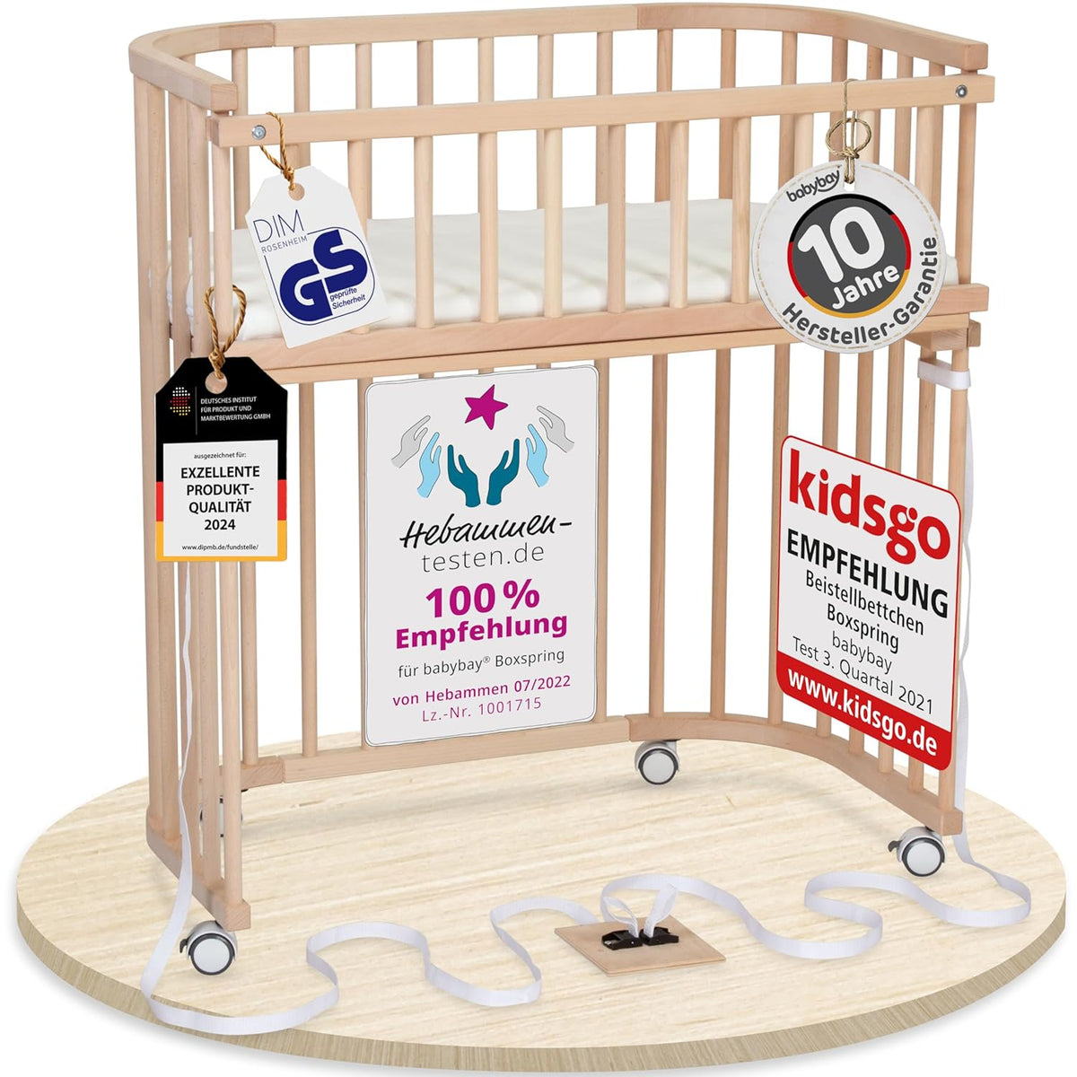 Oryginalne łóżeczko dostawne Babybay z litego drewna bukowego / kompaktowe i rozkładane / płynna regulacja wysokości łóżeczka i przyjazne dla środowiska / rośnie wraz z dzieckiem (lakierowane na biało) / w zestawie materac